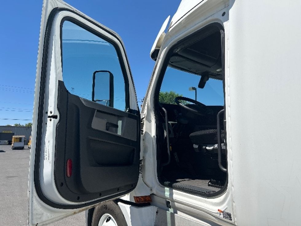 Sleeper Tractor-Heavy Duty Tractors-Freightliner-2020-T12664ST-Sparks-NV-636,424\n\t\tmiles-$ 59,250 - Image 9