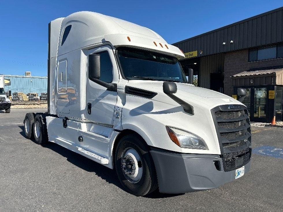 Sleeper Tractor-Heavy Duty Tractors-Freightliner-2020-T12664ST-Sparks-NV-640,238\n\t\tmiles-$ 59,000 - Image 1