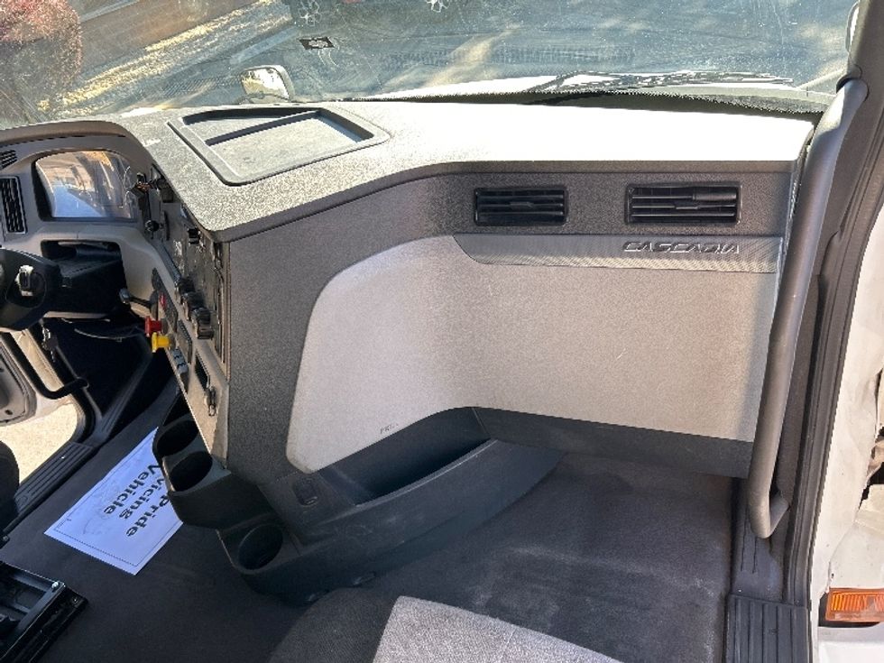 Sleeper Tractor-Heavy Duty Tractors-Freightliner-2020-T12664ST-Sparks-NV-640,238\n\t\tmiles-$ 59,000 - Image 14