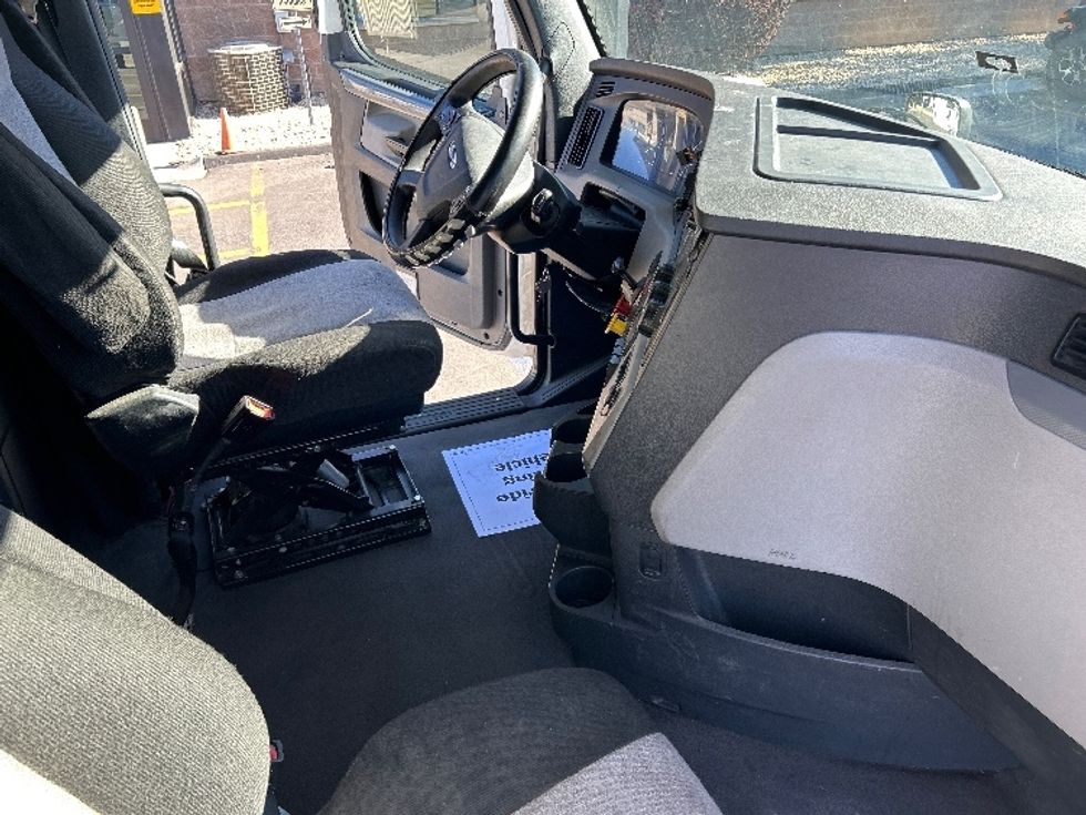 Sleeper Tractor-Heavy Duty Tractors-Freightliner-2020-T12664ST-Sparks-NV-640,238\n\t\tmiles-$ 59,000 - Image 15