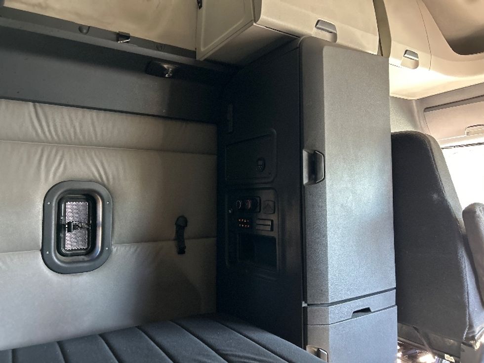 Sleeper Tractor-Heavy Duty Tractors-Freightliner-2020-T12664ST-Sparks-NV-640,238\n\t\tmiles-$ 59,000 - Image 18