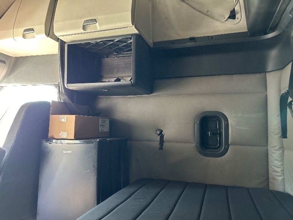 Sleeper Tractor-Heavy Duty Tractors-Freightliner-2020-T12664ST-Sparks-NV-640,238\n\t\tmiles-$ 59,000 - Image 19