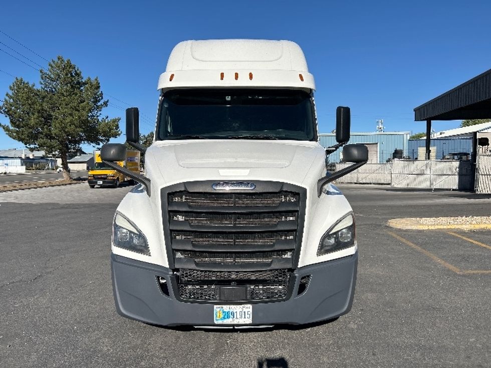 2020 Freightliner Cascadia 126" Sleeper Cab photo 2