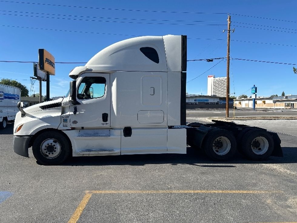 2020 Freightliner Cascadia 126" Sleeper Cab photo 4