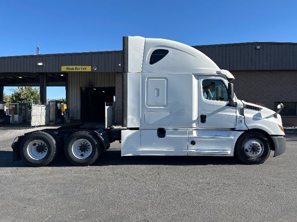 Sleeper Tractor-Heavy Duty Tractors-Freightliner-2020-T12664ST-Sparks-NV-640,238\n\t\tmiles-$ 59,000 - Image 8