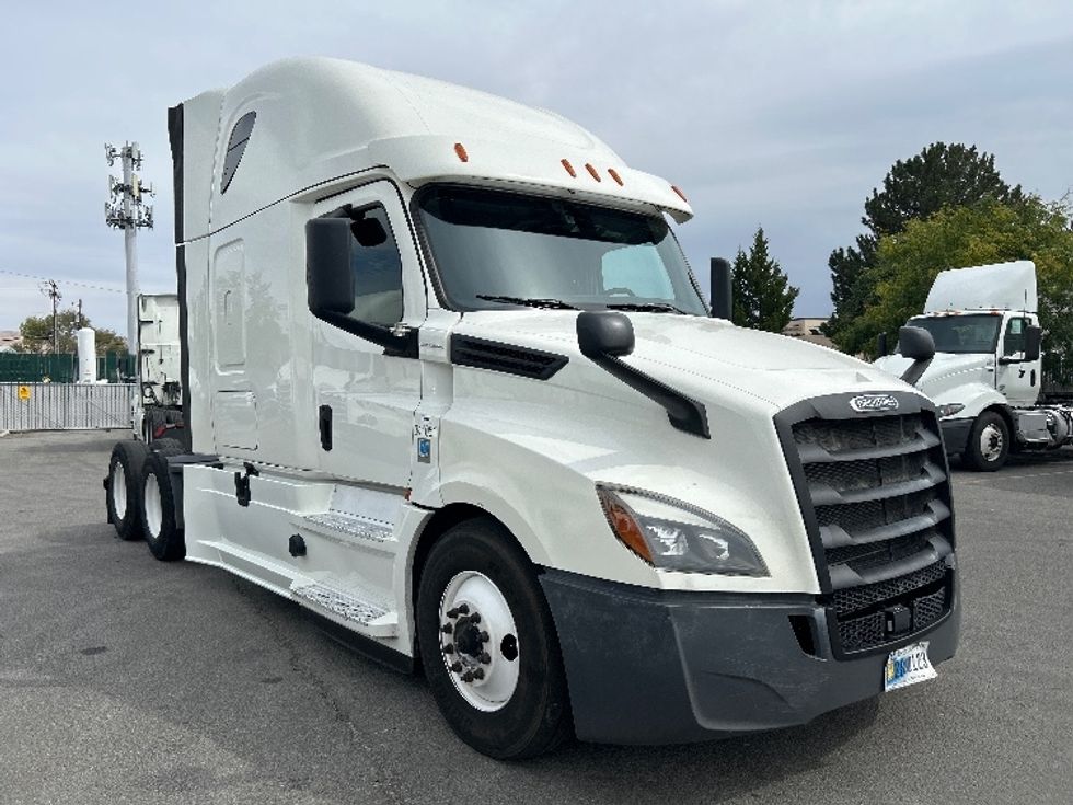 Sleeper Tractor-Heavy Duty Tractors-Freightliner-2020-T12664ST-Sparks-NV-672,138\n\t\tmiles-$ 56,250 - Image 1