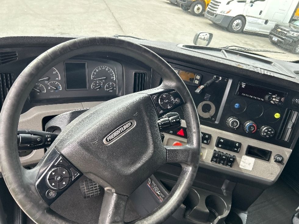 Sleeper Tractor-Heavy Duty Tractors-Freightliner-2020-T12664ST-Sparks-NV-672,138\n\t\tmiles-$ 56,250 - Image 10