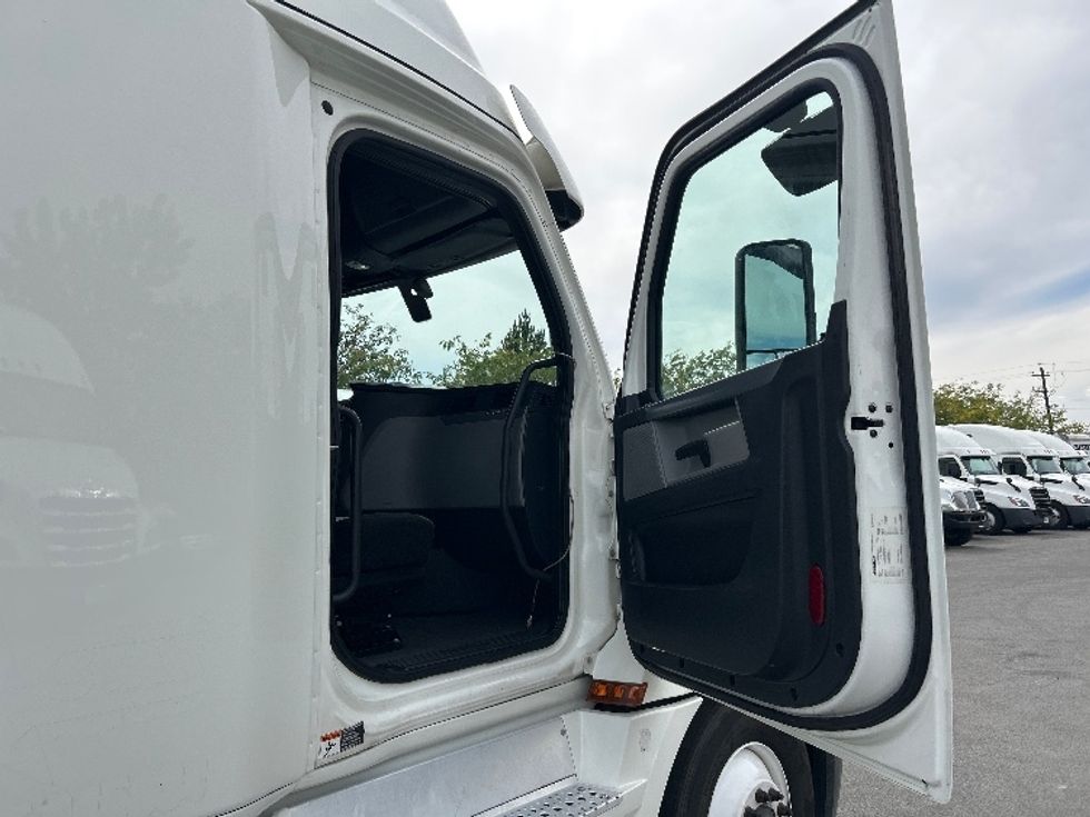 Sleeper Tractor-Heavy Duty Tractors-Freightliner-2020-T12664ST-Sparks-NV-672,138\n\t\tmiles-$ 56,250 - Image 12
