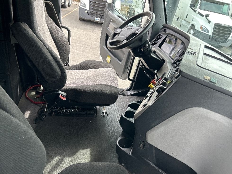 Sleeper Tractor-Heavy Duty Tractors-Freightliner-2020-T12664ST-Sparks-NV-672,138\n\t\tmiles-$ 56,250 - Image 14