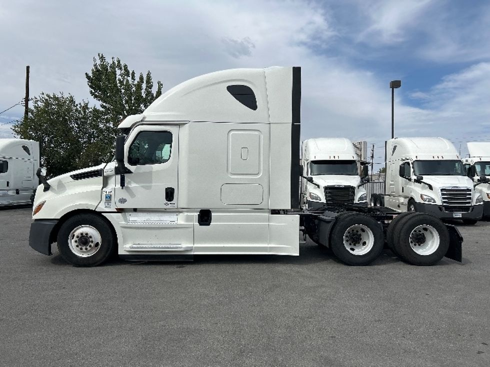 Sleeper Tractor-Heavy Duty Tractors-Freightliner-2020-T12664ST-Sparks-NV-672,138\n\t\tmiles-$ 56,250 - Image 4