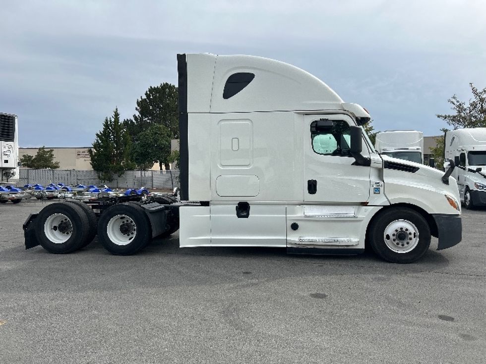 Sleeper Tractor-Heavy Duty Tractors-Freightliner-2020-T12664ST-Sparks-NV-672,138\n\t\tmiles-$ 56,250 - Image 7