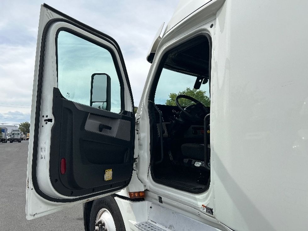 Sleeper Tractor-Heavy Duty Tractors-Freightliner-2020-T12664ST-Sparks-NV-672,138\n\t\tmiles-$ 56,250 - Image 8