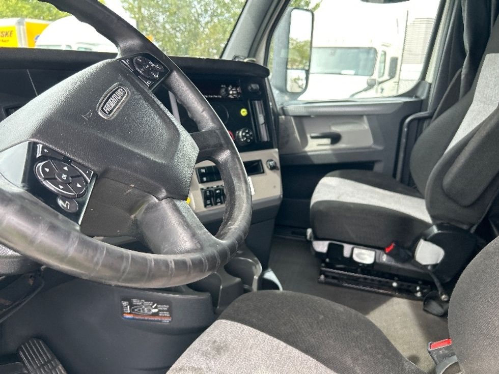 Sleeper Tractor-Heavy Duty Tractors-Freightliner-2020-T12664ST-Sparks-NV-672,138\n\t\tmiles-$ 56,250 - Image 9