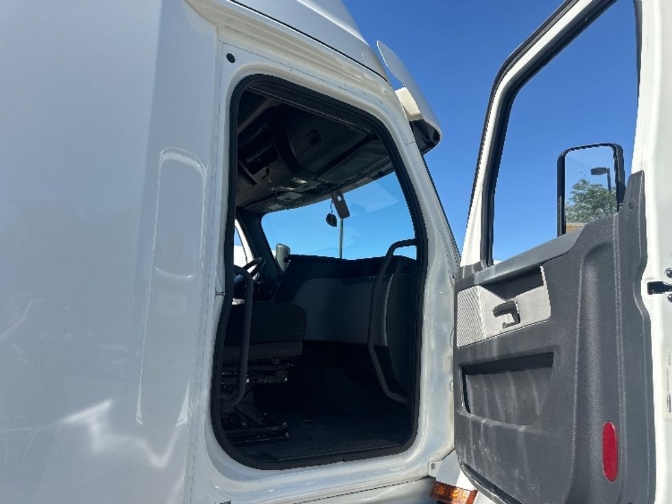 Sleeper Tractor-Heavy Duty Tractors-Freightliner-2020-T12664ST-Sparks-NV-678,221\n\t\tmiles-$ 55,750 - Image 13