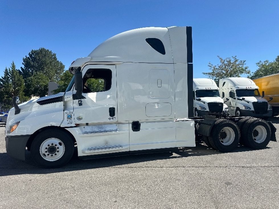Sleeper Tractor-Heavy Duty Tractors-Freightliner-2020-T12664ST-Sparks-NV-678,221\n\t\tmiles-$ 55,750 - Image 4