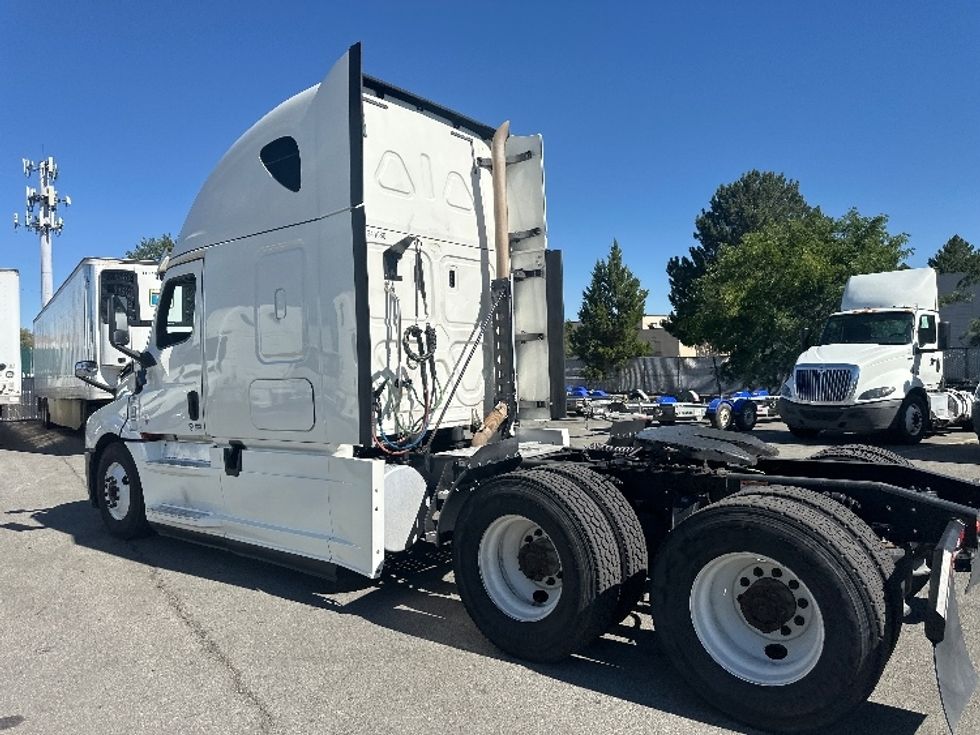 Sleeper Tractor-Heavy Duty Tractors-Freightliner-2020-T12664ST-Sparks-NV-678,221\n\t\tmiles-$ 55,750 - Image 5
