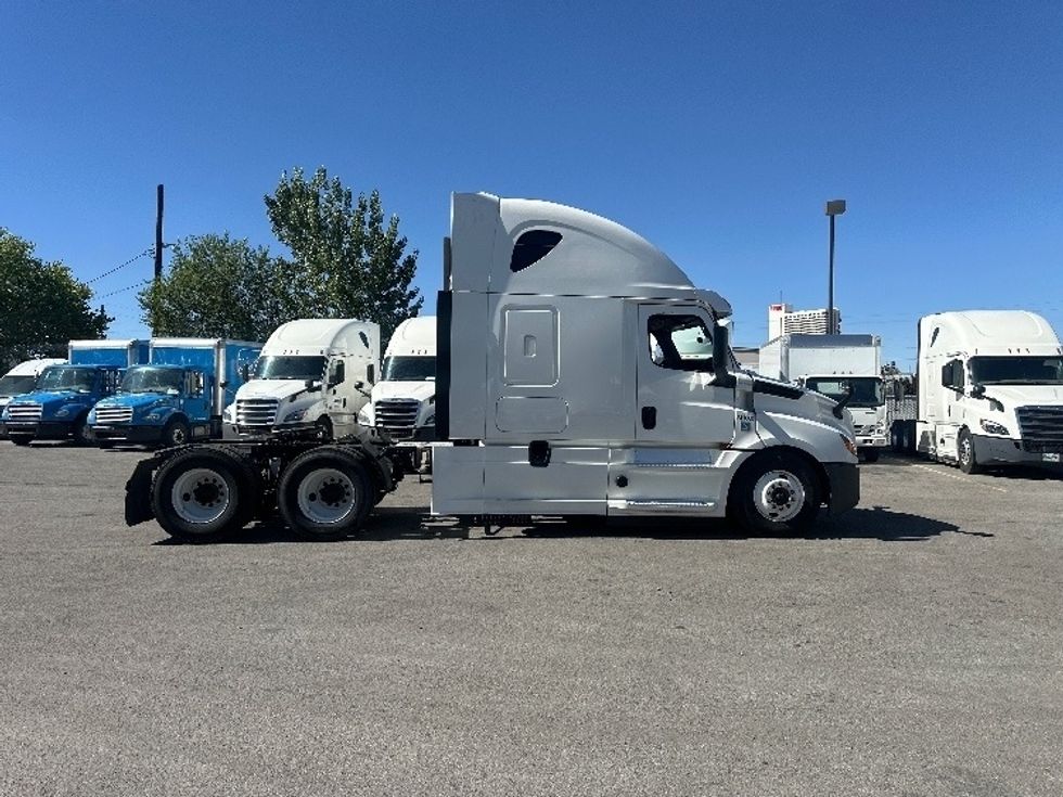 Sleeper Tractor-Heavy Duty Tractors-Freightliner-2020-T12664ST-Sparks-NV-678,221\n\t\tmiles-$ 55,750 - Image 8