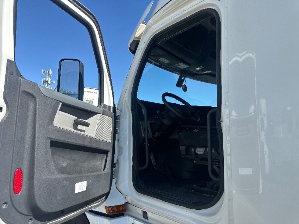 Sleeper Tractor-Heavy Duty Tractors-Freightliner-2020-T12664ST-Sparks-NV-678,221\n\t\tmiles-$ 55,750 - Image 9