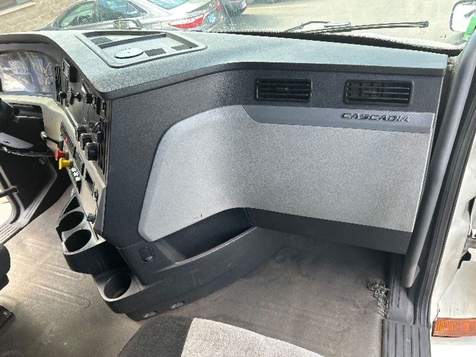 Sleeper Tractor-Heavy Duty Tractors-Freightliner-2020-T12664ST-Sparks-NV-713,319\n\t\tmiles-$ 53,000 - Image 14