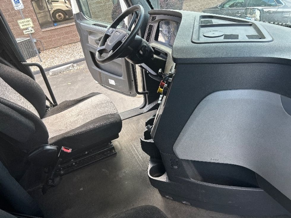 Sleeper Tractor-Heavy Duty Tractors-Freightliner-2020-T12664ST-Sparks-NV-713,319\n\t\tmiles-$ 53,000 - Image 15