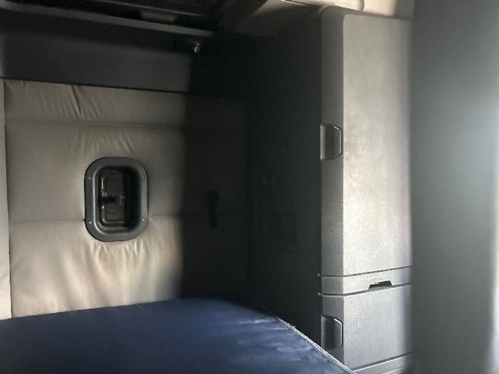 Sleeper Tractor-Heavy Duty Tractors-Freightliner-2020-T12664ST-Sparks-NV-713,319\n\t\tmiles-$ 53,000 - Image 18