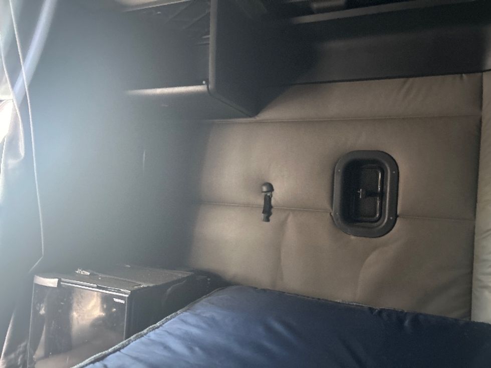 Sleeper Tractor-Heavy Duty Tractors-Freightliner-2020-T12664ST-Sparks-NV-713,319\n\t\tmiles-$ 53,000 - Image 19