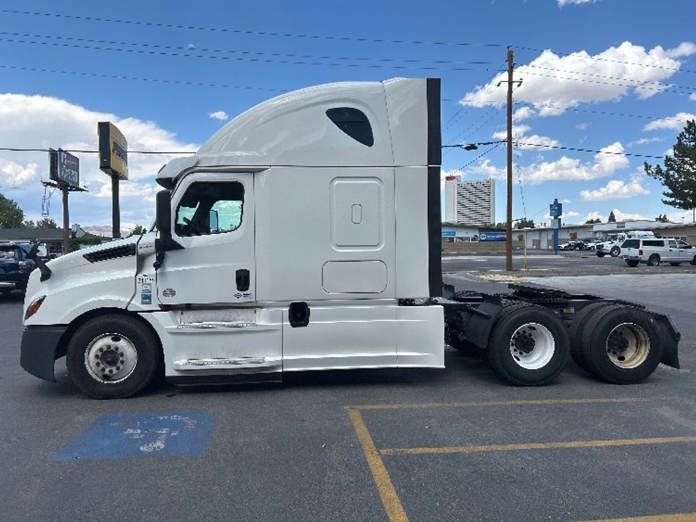 Sleeper Tractor-Heavy Duty Tractors-Freightliner-2020-T12664ST-Sparks-NV-713,319\n\t\tmiles-$ 53,000 - Image 4