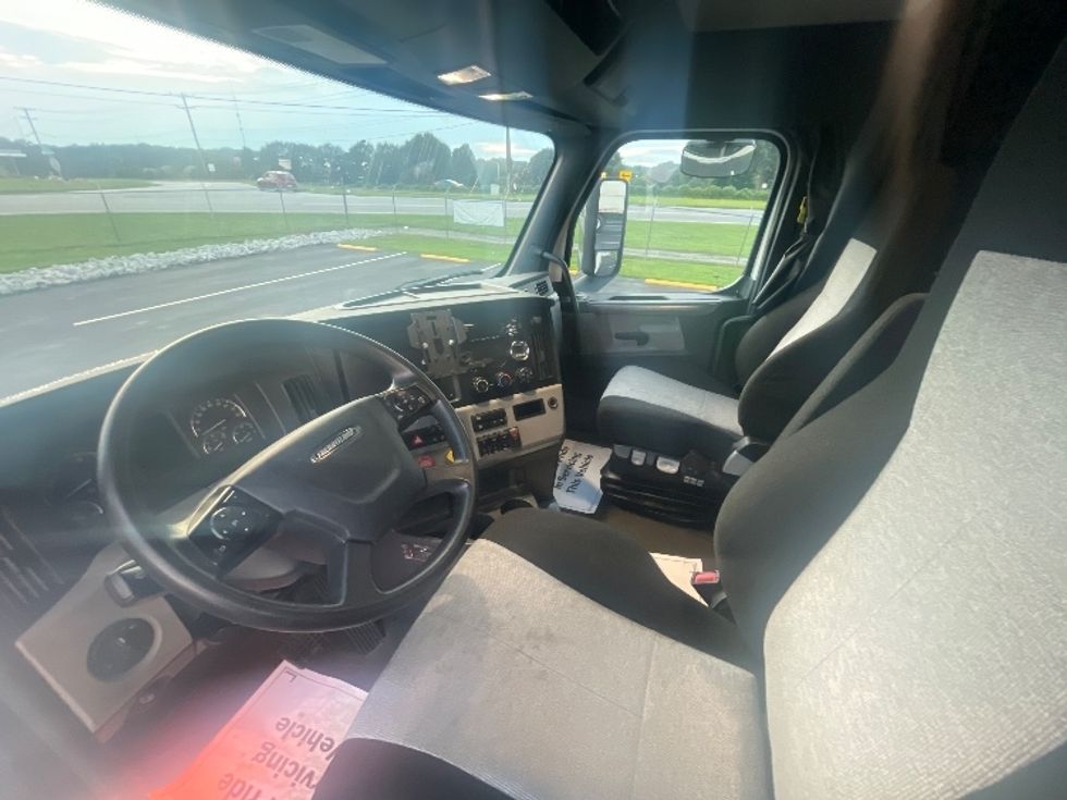 Sleeper Tractor-Heavy Duty Tractors-Freightliner-2020-T12664ST-Spartanburg-SC-292,741\n\t\tmiles-$ 77,750 - Image 10