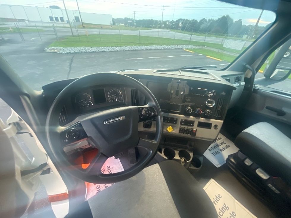 Sleeper Tractor-Heavy Duty Tractors-Freightliner-2020-T12664ST-Spartanburg-SC-292,741\n\t\tmiles-$ 77,750 - Image 11