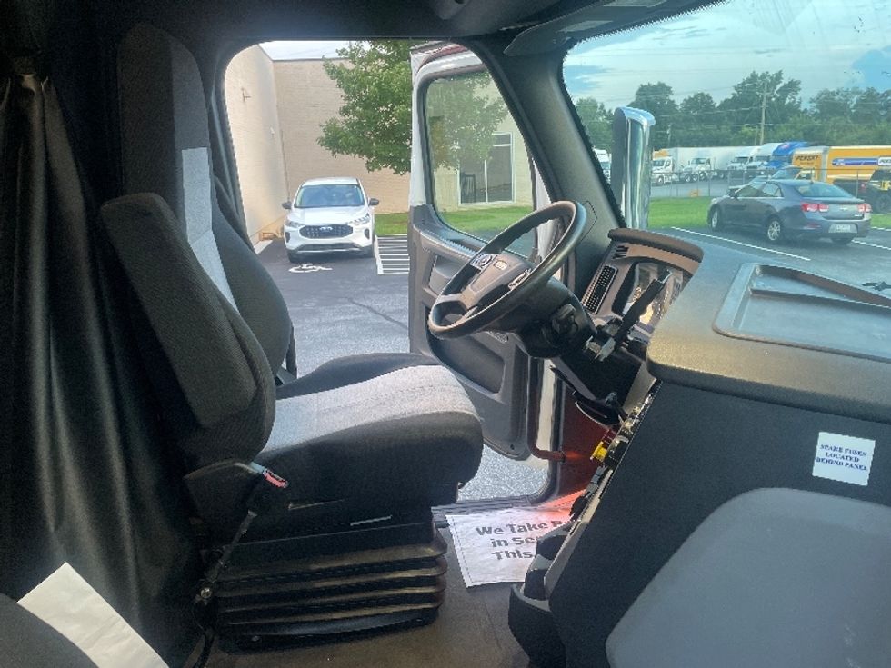 Sleeper Tractor-Heavy Duty Tractors-Freightliner-2020-T12664ST-Spartanburg-SC-292,741\n\t\tmiles-$ 77,750 - Image 15