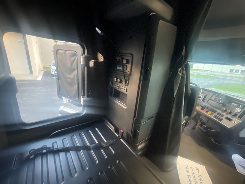 Sleeper Tractor-Heavy Duty Tractors-Freightliner-2020-T12664ST-Spartanburg-SC-292,741\n\t\tmiles-$ 77,750 - Image 18