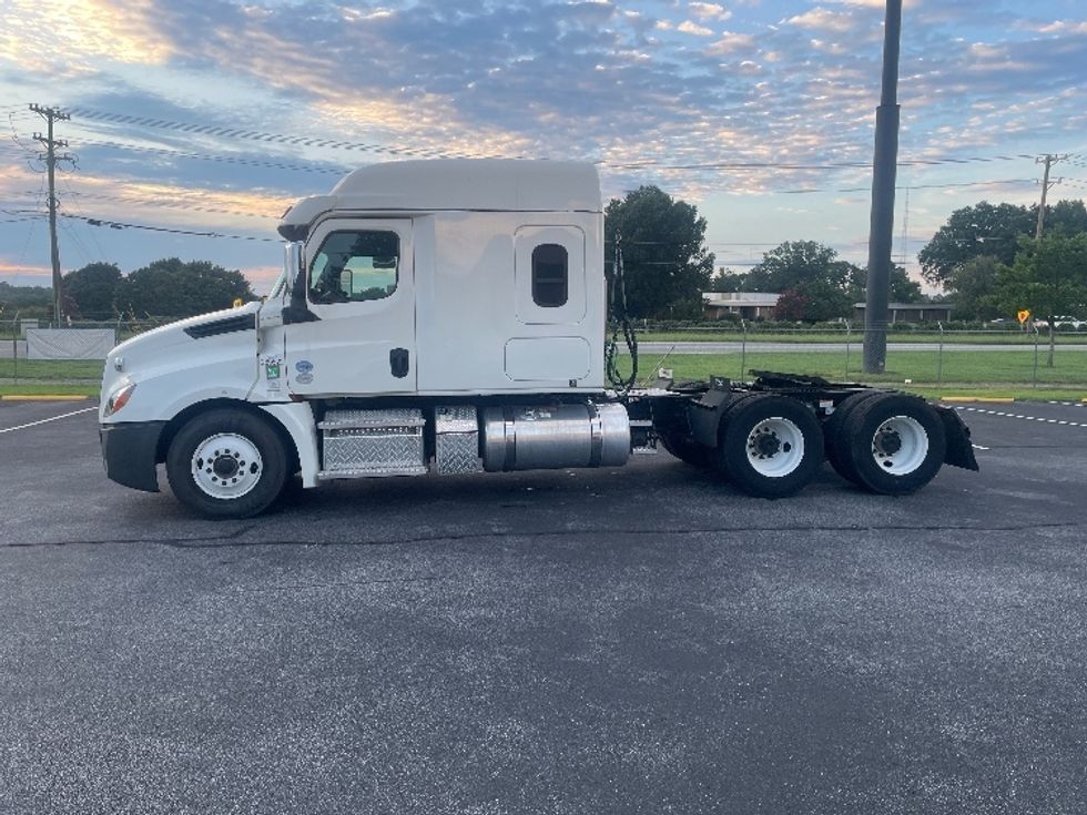Sleeper Tractor-Heavy Duty Tractors-Freightliner-2020-T12664ST-Spartanburg-SC-292,741\n\t\tmiles-$ 77,750 - Image 4