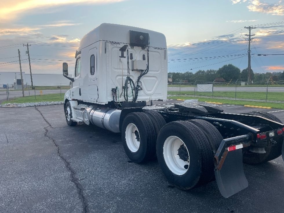 Sleeper Tractor-Heavy Duty Tractors-Freightliner-2020-T12664ST-Spartanburg-SC-292,741\n\t\tmiles-$ 77,750 - Image 5