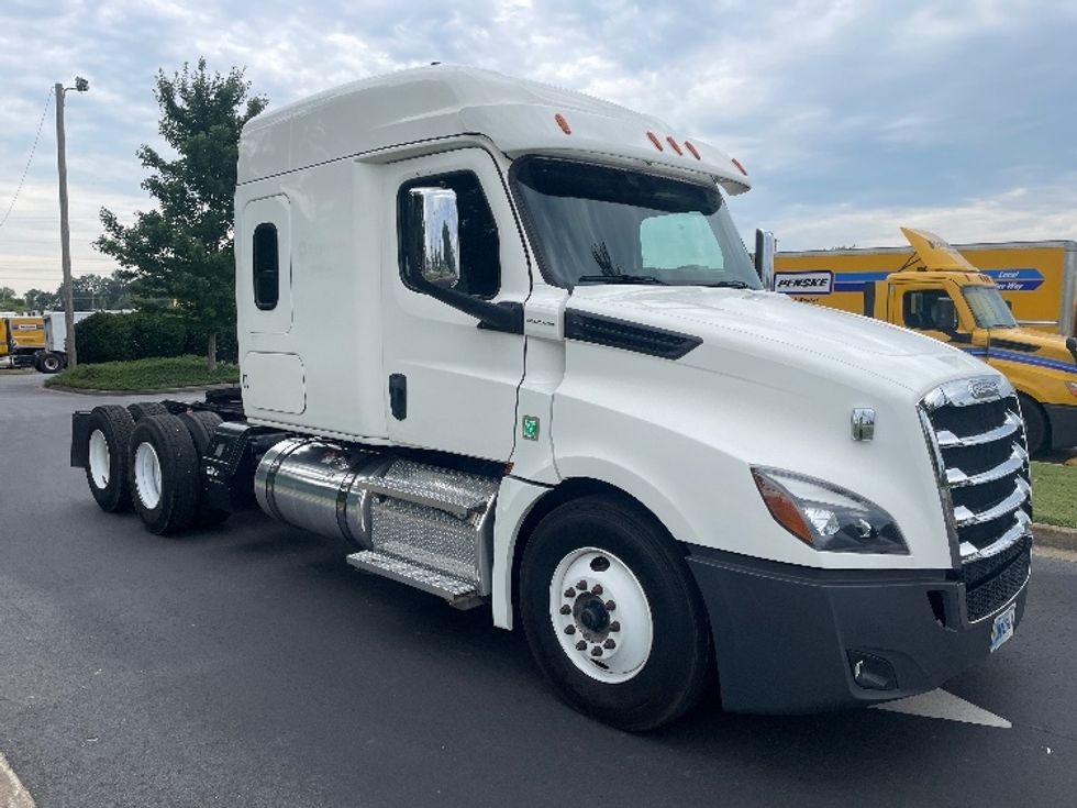 Sleeper Tractor-Heavy Duty Tractors-Freightliner-2020-T12664ST-Spartanburg-SC-372,776\n\t\tmiles-$ 73,000 - Image 1