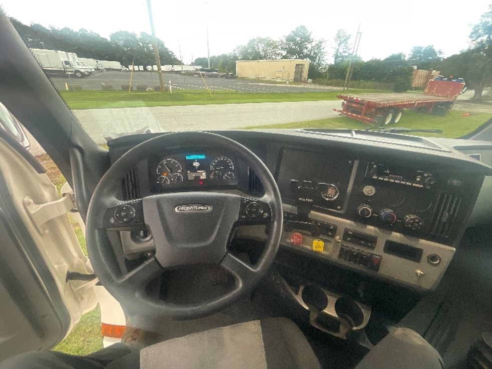 Sleeper Tractor-Heavy Duty Tractors-Freightliner-2020-T12664ST-Spartanburg-SC-372,776\n\t\tmiles-$ 73,000 - Image 11