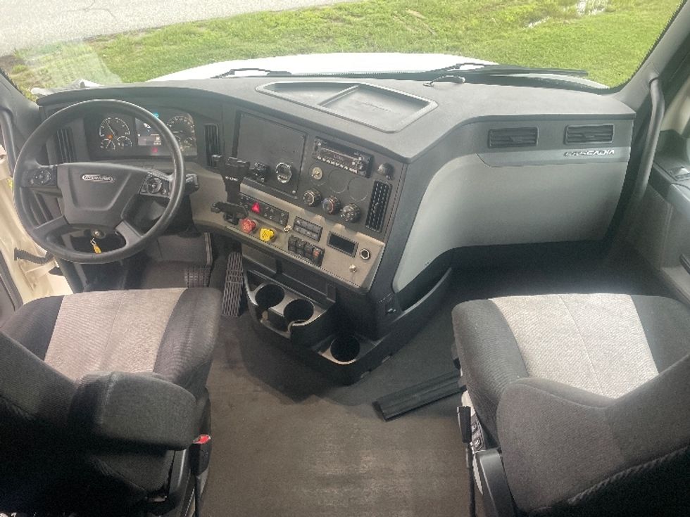 Sleeper Tractor-Heavy Duty Tractors-Freightliner-2020-T12664ST-Spartanburg-SC-372,776\n\t\tmiles-$ 73,000 - Image 12