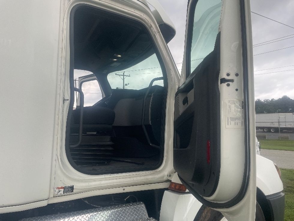 Sleeper Tractor-Heavy Duty Tractors-Freightliner-2020-T12664ST-Spartanburg-SC-372,776\n\t\tmiles-$ 73,000 - Image 13