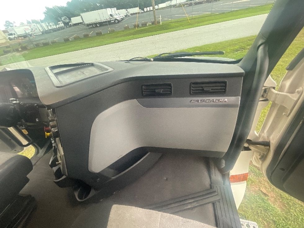Sleeper Tractor-Heavy Duty Tractors-Freightliner-2020-T12664ST-Spartanburg-SC-372,776\n\t\tmiles-$ 73,000 - Image 14