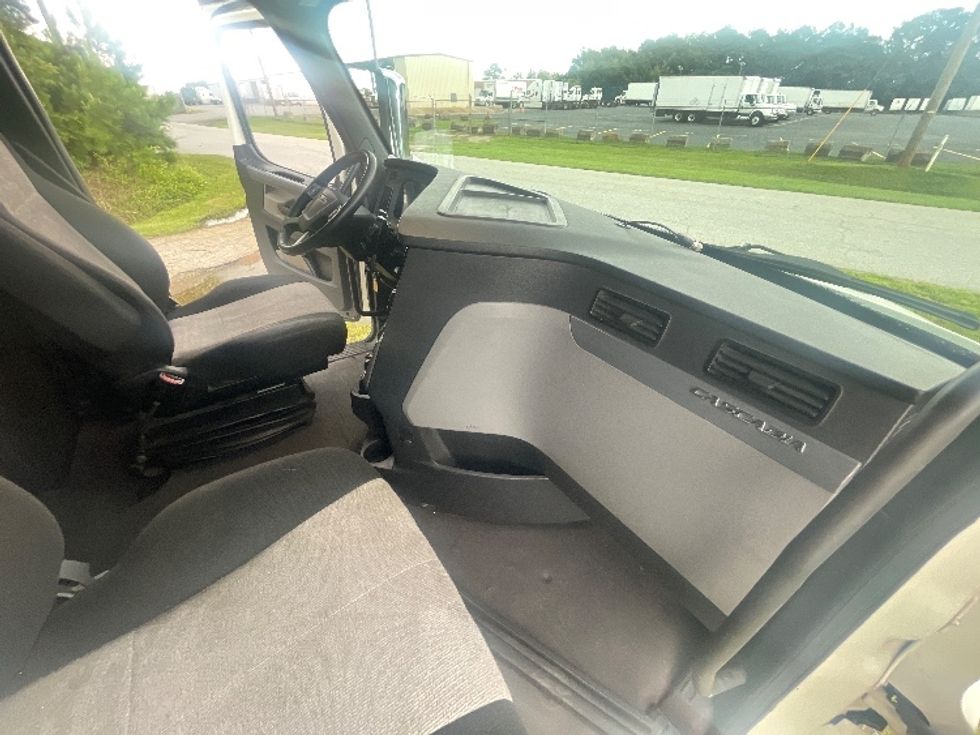 Sleeper Tractor-Heavy Duty Tractors-Freightliner-2020-T12664ST-Spartanburg-SC-372,776\n\t\tmiles-$ 73,000 - Image 15