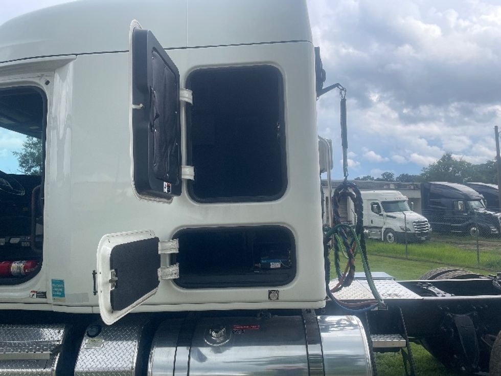 Sleeper Tractor-Heavy Duty Tractors-Freightliner-2020-T12664ST-Spartanburg-SC-372,776\n\t\tmiles-$ 73,000 - Image 22