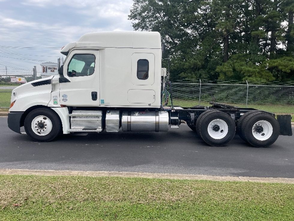 Sleeper Tractor-Heavy Duty Tractors-Freightliner-2020-T12664ST-Spartanburg-SC-372,776\n\t\tmiles-$ 73,000 - Image 4