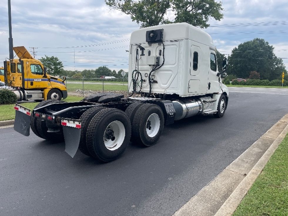 Sleeper Tractor-Heavy Duty Tractors-Freightliner-2020-T12664ST-Spartanburg-SC-372,776\n\t\tmiles-$ 73,000 - Image 7