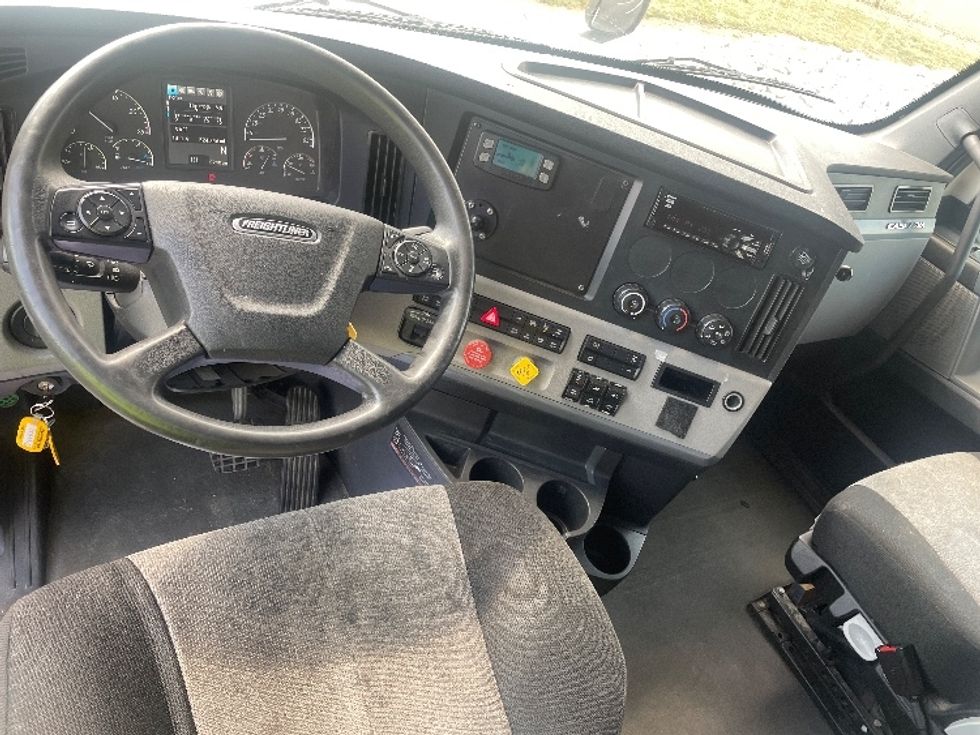 Sleeper Tractor-Heavy Duty Tractors-Freightliner-2020-T12664ST-Spartanburg-SC-524,730\n\t\tmiles-$ 62,750 - Image 11