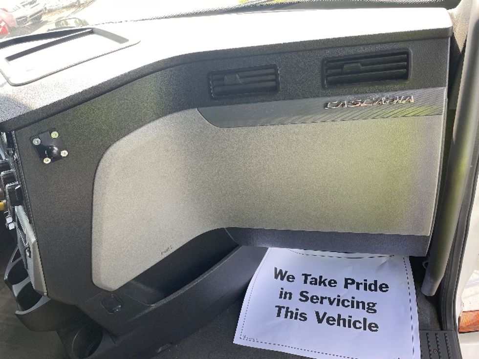 Sleeper Tractor-Heavy Duty Tractors-Freightliner-2020-T12664ST-Spartanburg-SC-524,730\n\t\tmiles-$ 62,750 - Image 14