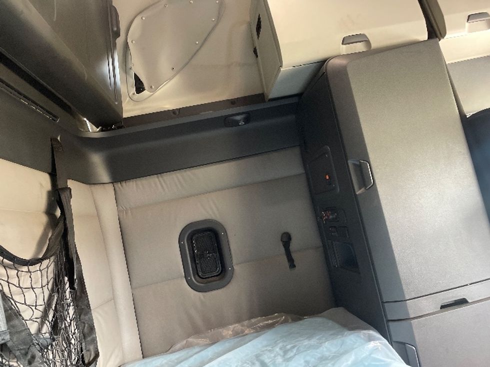 Sleeper Tractor-Heavy Duty Tractors-Freightliner-2020-T12664ST-Spartanburg-SC-524,730\n\t\tmiles-$ 62,750 - Image 18