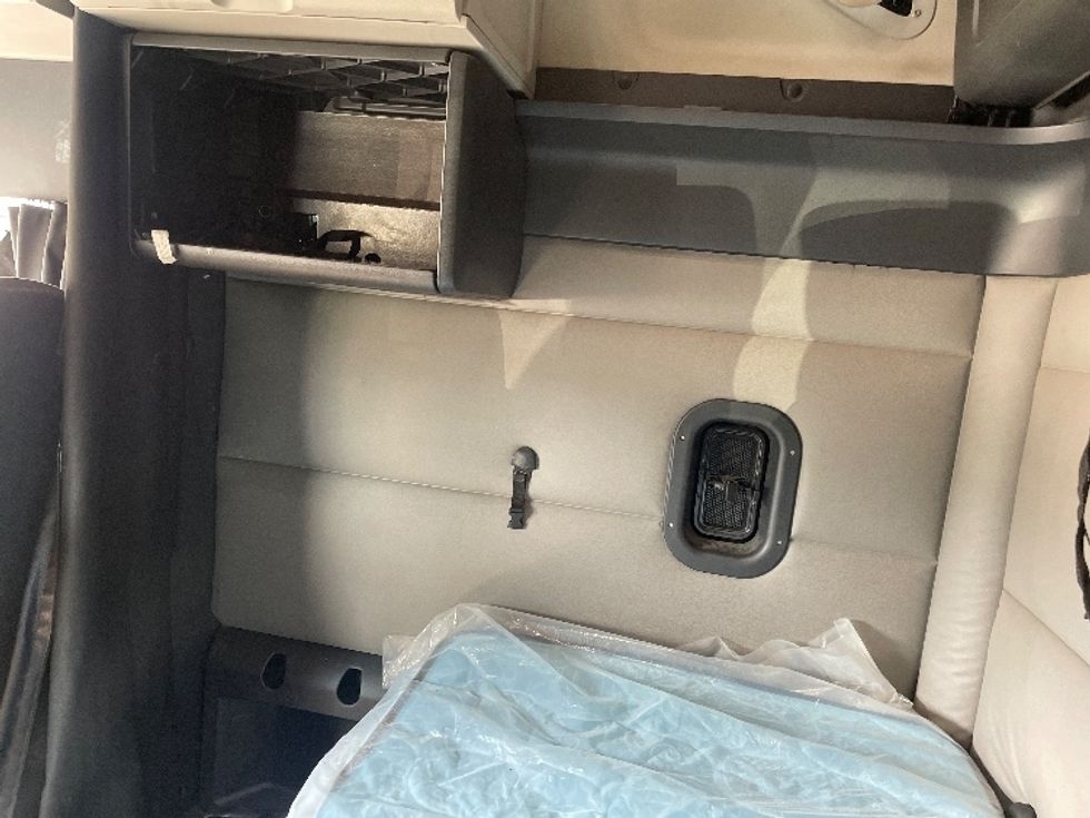 Sleeper Tractor-Heavy Duty Tractors-Freightliner-2020-T12664ST-Spartanburg-SC-524,730\n\t\tmiles-$ 62,750 - Image 19