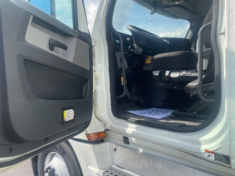 Sleeper Tractor-Heavy Duty Tractors-Freightliner-2020-T12664ST-Spartanburg-SC-524,730\n\t\tmiles-$ 62,750 - Image 9