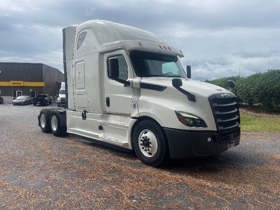 Sleeper Tractor-Heavy Duty Tractors-Freightliner-2020-T12664ST-Spartanburg-SC-591,288\n\t\tmiles-$ 57,000 - Image 1