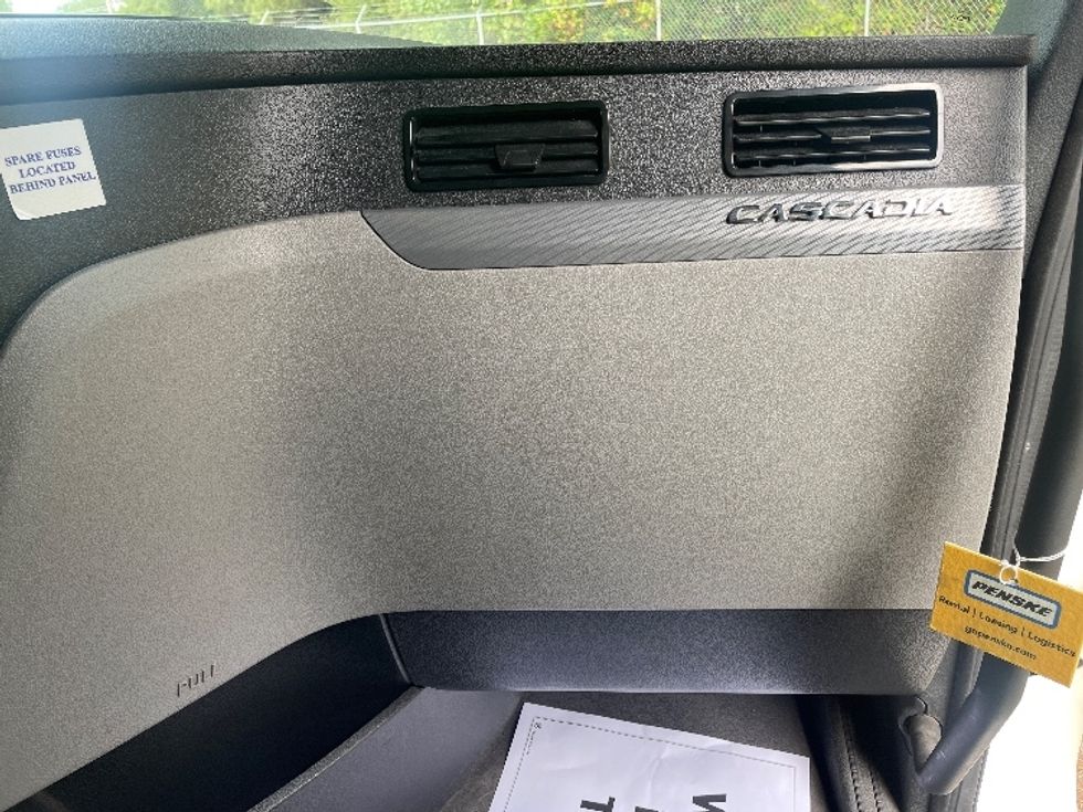 Sleeper Tractor-Heavy Duty Tractors-Freightliner-2020-T12664ST-Spartanburg-SC-591,288\n\t\tmiles-$ 57,000 - Image 14