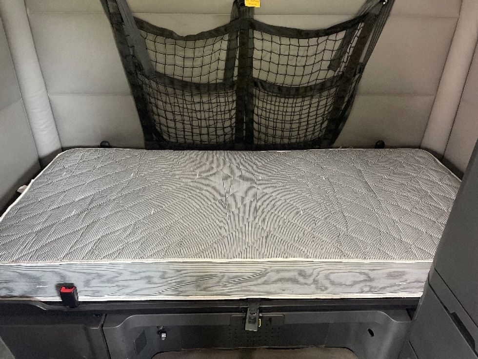 Sleeper Tractor-Heavy Duty Tractors-Freightliner-2020-T12664ST-Spartanburg-SC-591,288\n\t\tmiles-$ 57,000 - Image 16